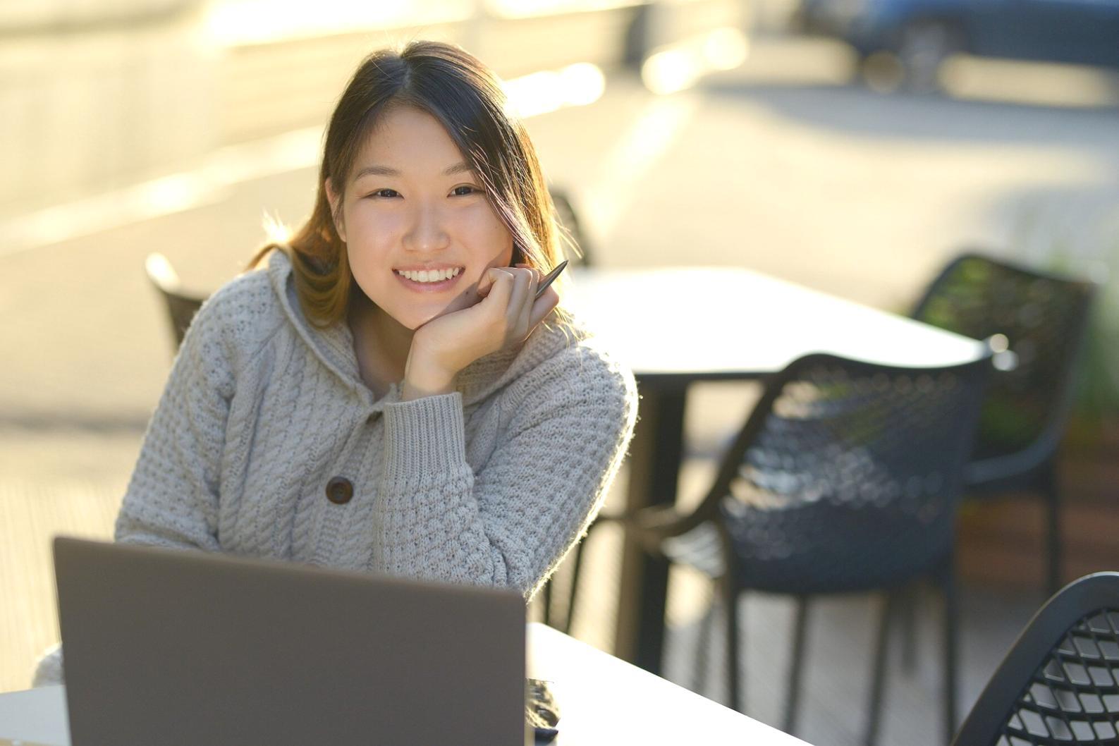 Workshop-Teilnehmer bei praktischer SEO-Arbeit